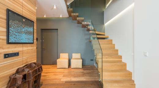 Treppe aus Holz mit Geländer aus Glas