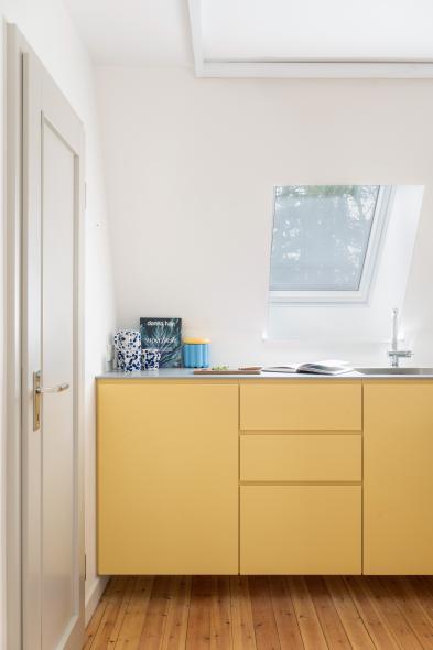 Gelbe Küche in der Einliegerwohnung eines Landhauses