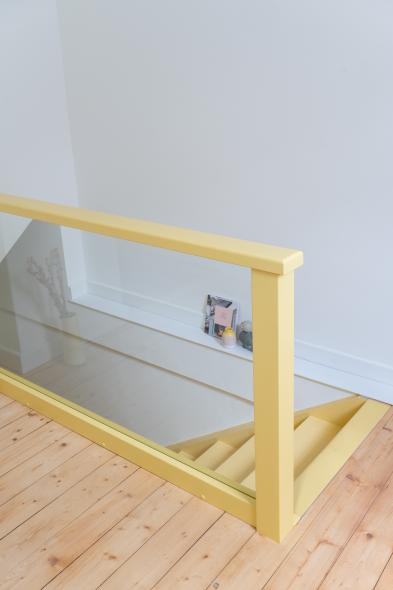 Gelbe Treppe in einem Landhaus