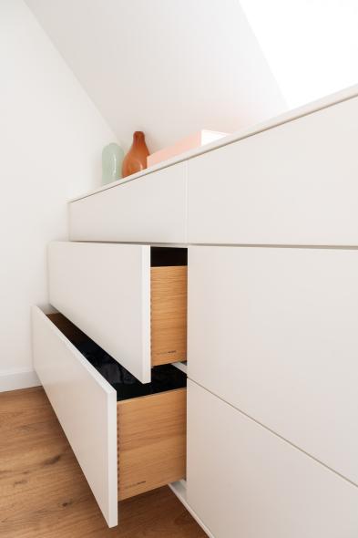 Sideboard mit geöffneten Schubladen